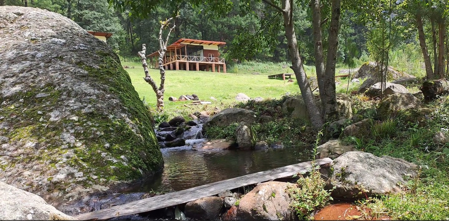 Susurros del Río: Un Refugio Sereno junto a las Cabañas